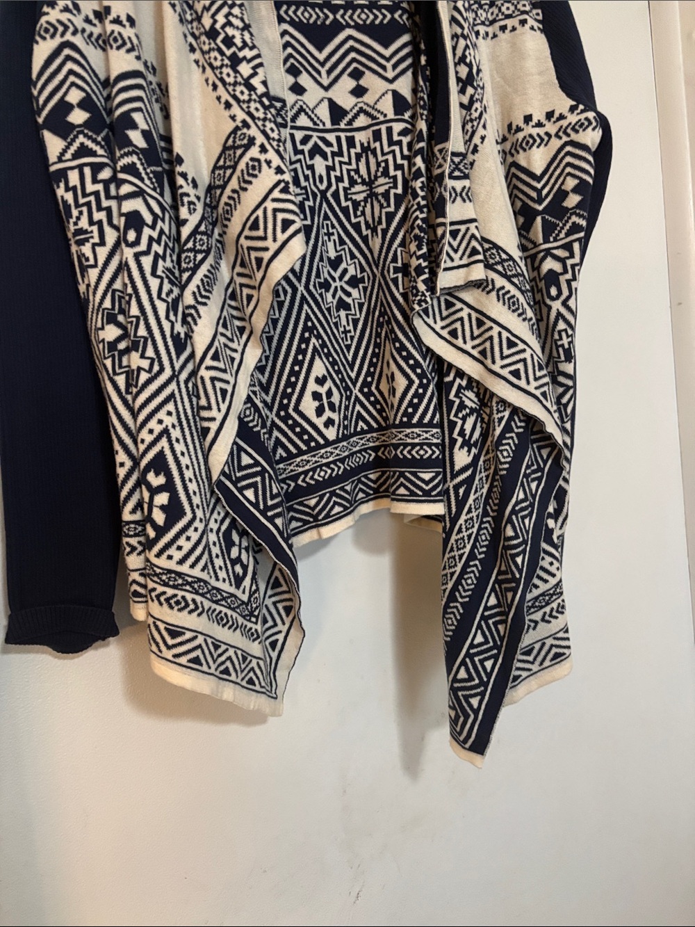 Geometric Open-Front Cardigan in Navy Blue and Cream - Picture 2 of 6